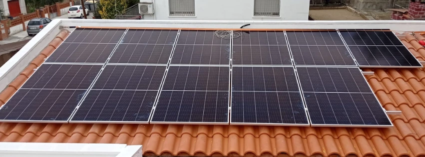 Instal·lació de plaques solars fotovoltaiques a casa per a l'autoconsum energètic.